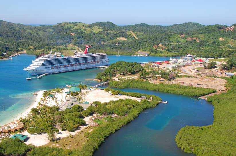 Cruise-ship-in-ocean